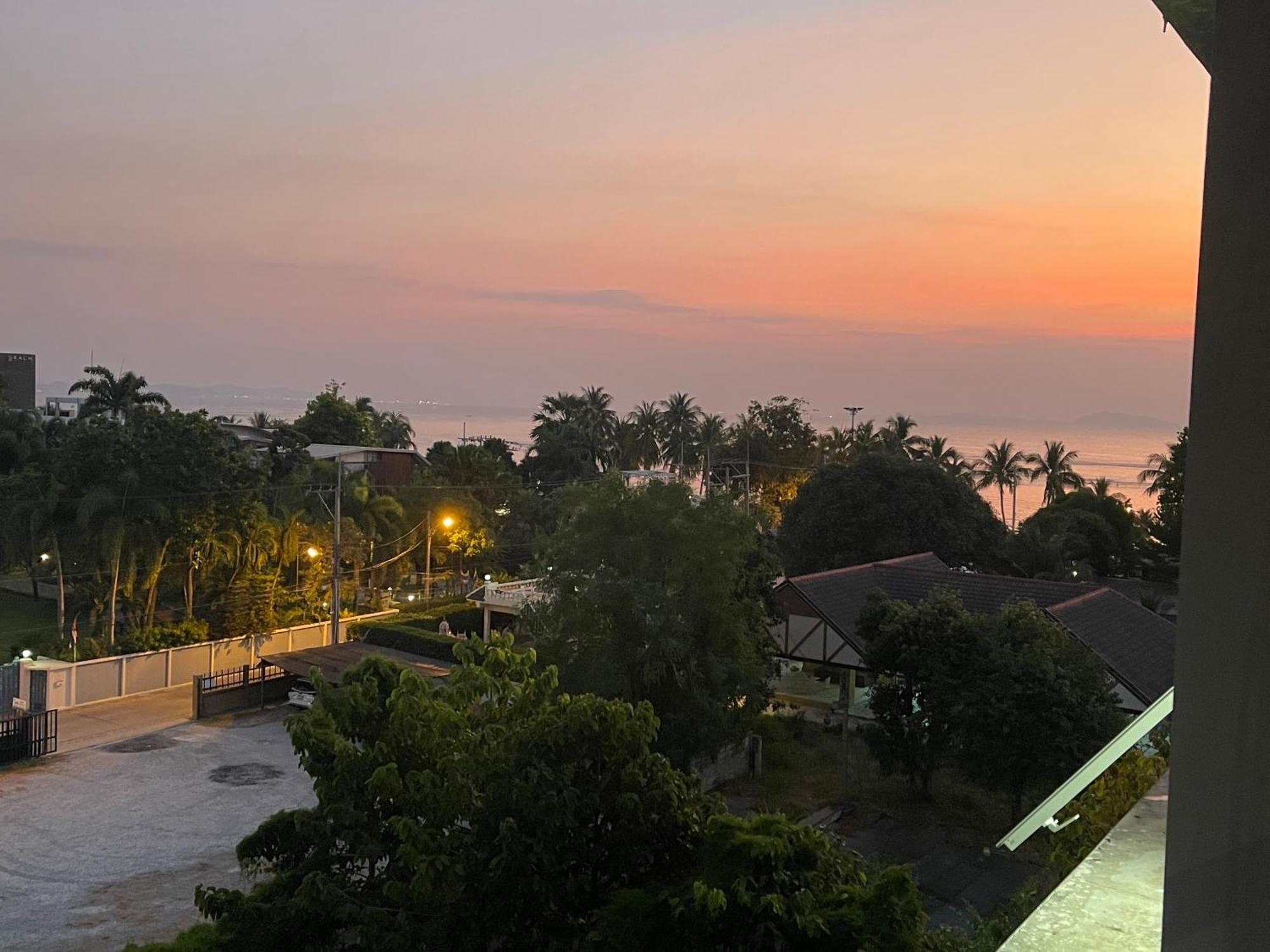 The Patio Condo Bangsaen Miracle Sea Exterior foto